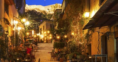 Tour di gruppo serale dei momenti salienti della città con cena meze ad Atene